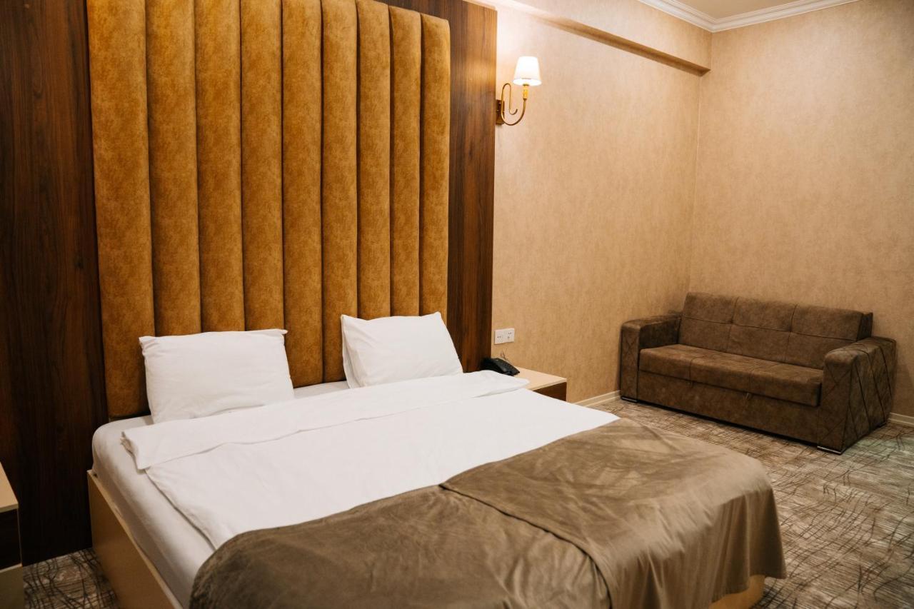 The Clocktower Hotel Bakoe Buitenkant foto