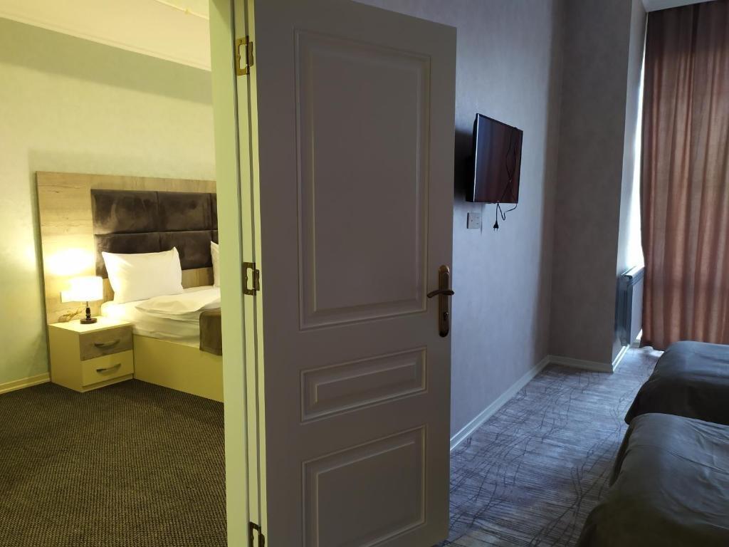 The Clocktower Hotel Bakoe Buitenkant foto